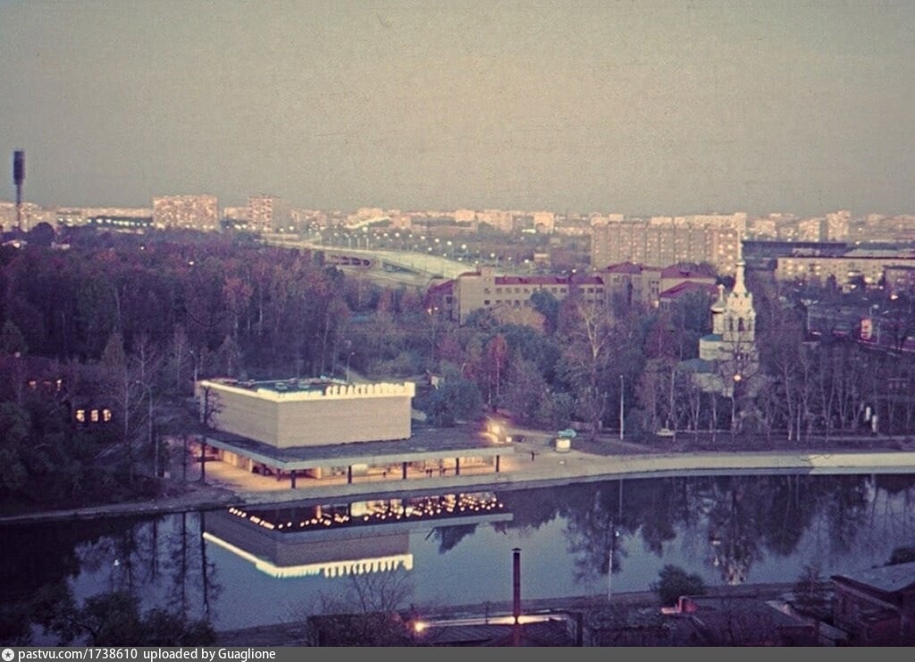 Переносимся в московское Черкизово. На фото - кинотеатр "Севастополь".