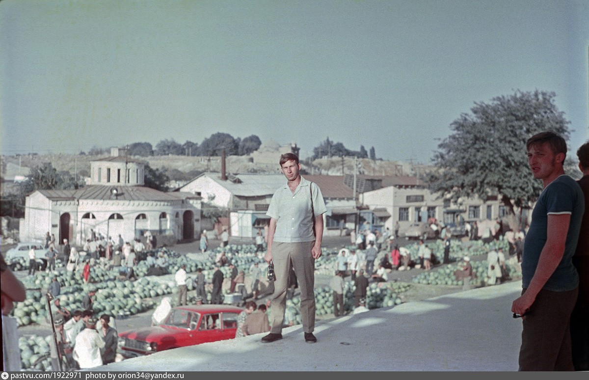 На фоне Сиабского рынка в узбекском Самарканде.