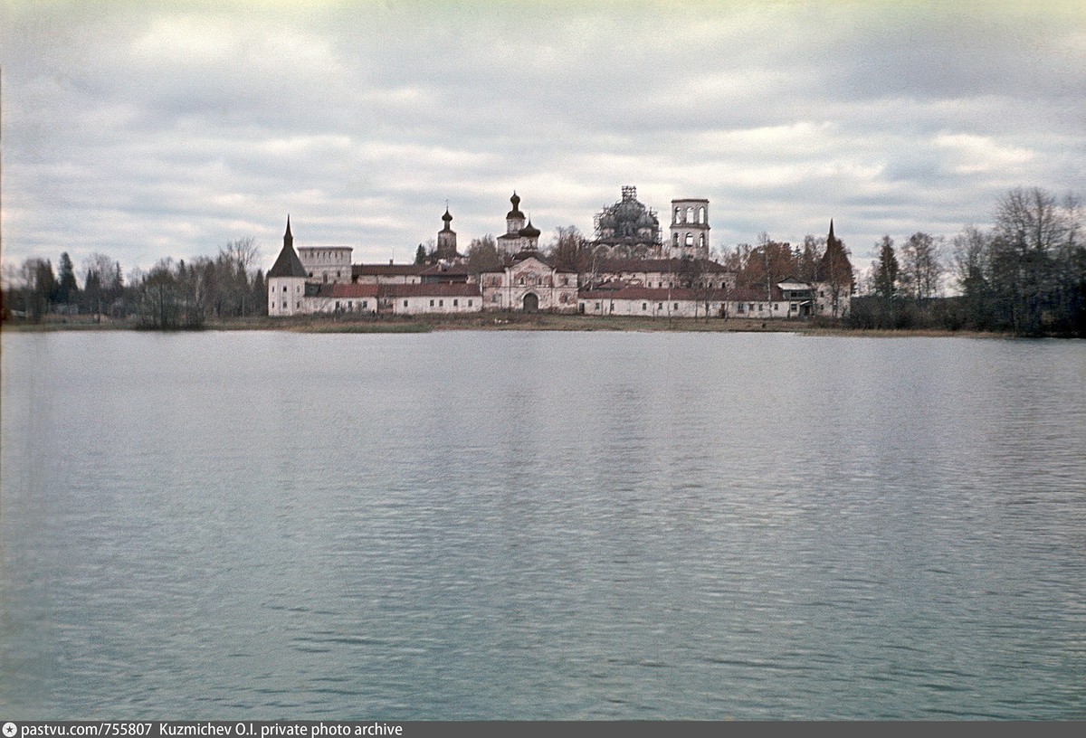 Новгородская область, Валдайское озеро и полуразрушенный Иверский монастырь.