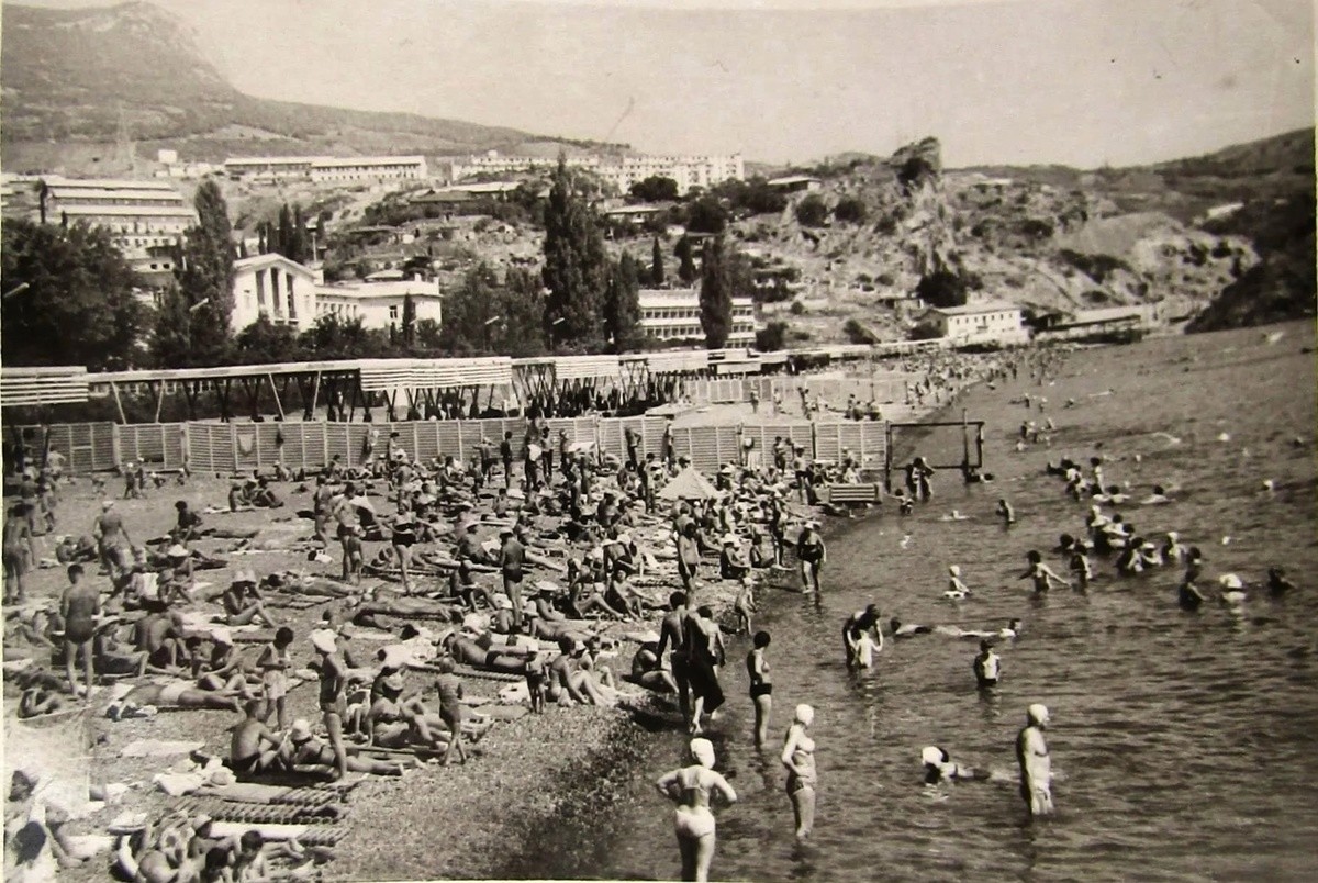 Пляж крымского посёлка Фрунзенское (ныне - Партенит) в жаркие летние деньки