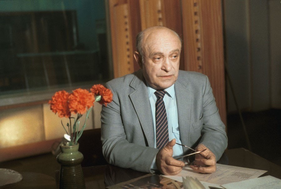 Ролан Быков во время интервью телепрограмме "Кинопанорама", 1986 год.