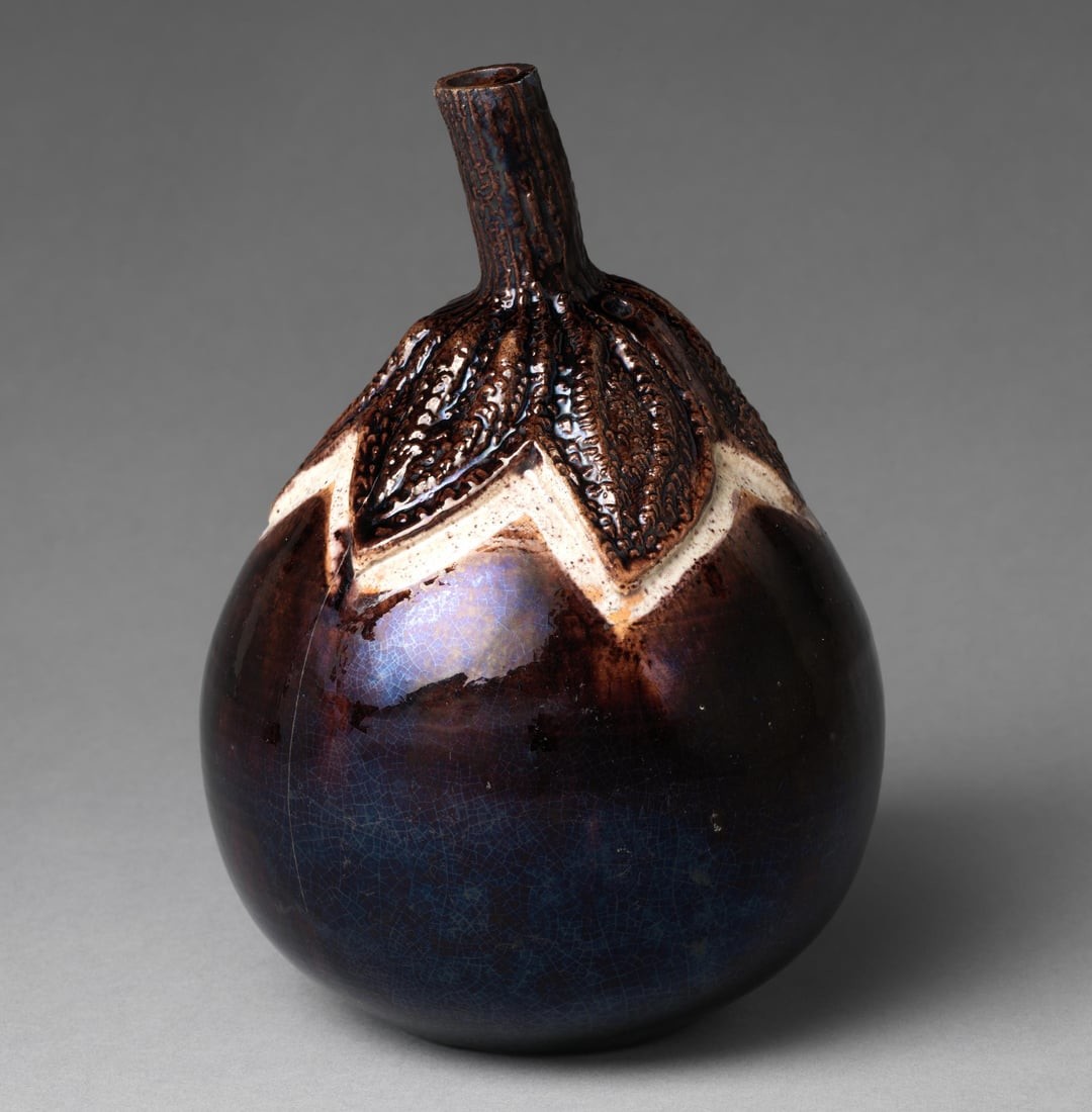 4. Бутылка саке в форме баклажана. Япония, XIX век