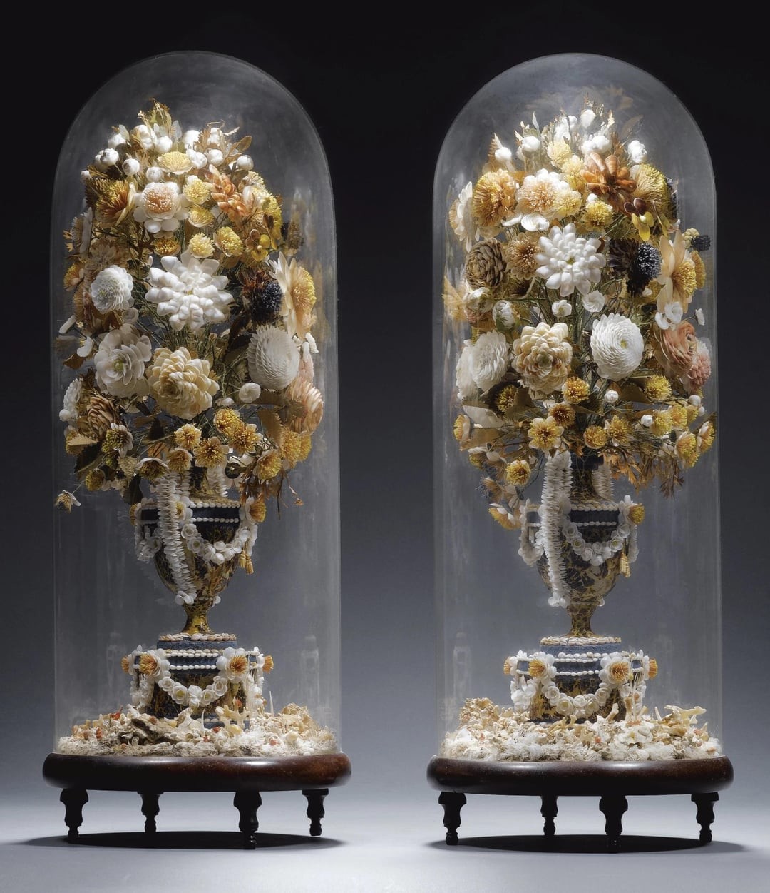 5. Пара цветочных букетов в стиле Георга III, конец XVIII века, проданных на аукционе Sotheby's в 2010 году