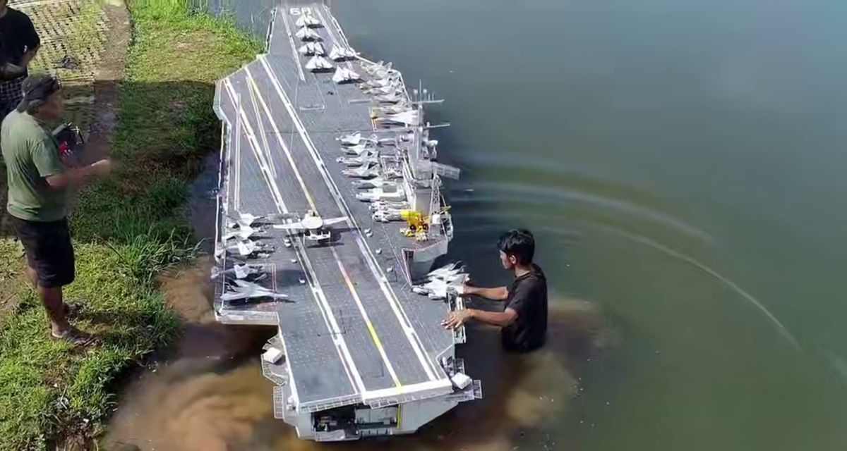 Жители Индонезии построили 7-метровую модель авианосца