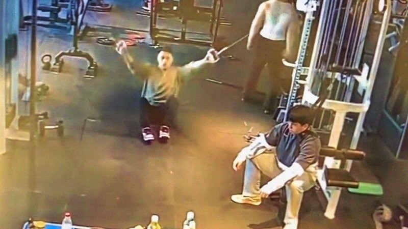 Странные действия мужчин в китайском спортзале