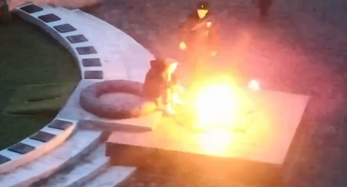 Женщина прикурила от Вечного огня в Кургане