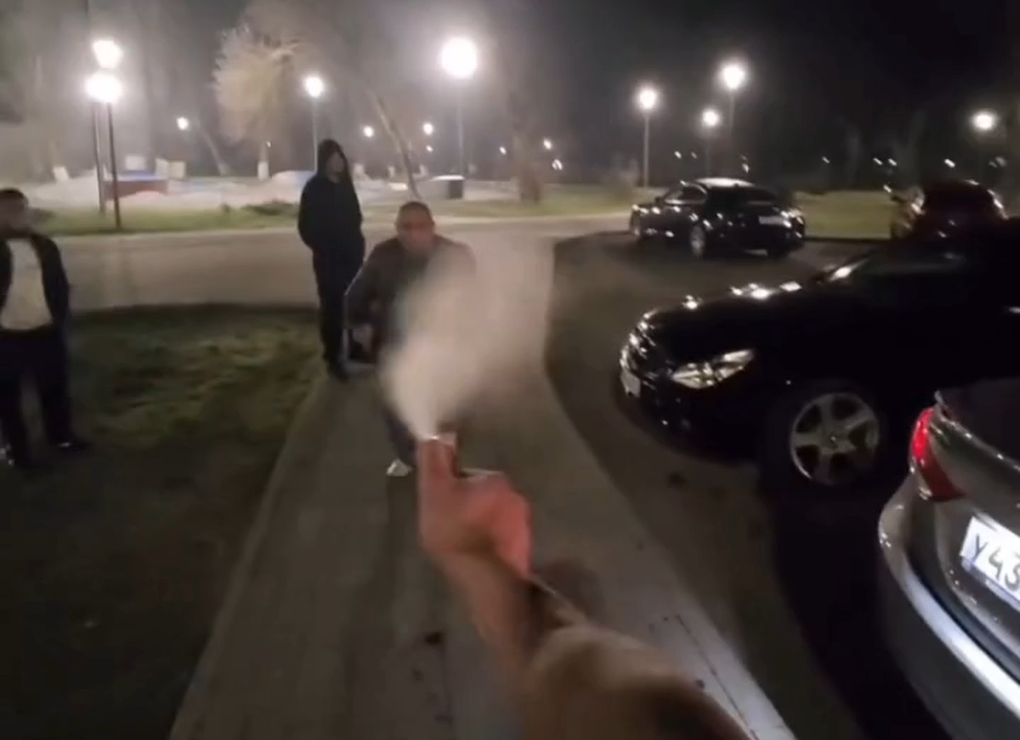 В Армавире пьяный мужчина угрожал молодым парням ножом