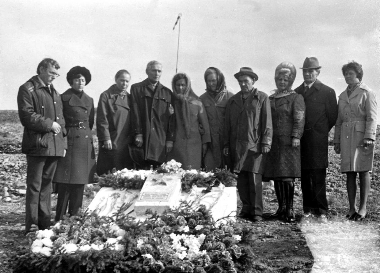 Дети разведчиков отряда капитана Юневича на месте гибели отцов. 1977 г.