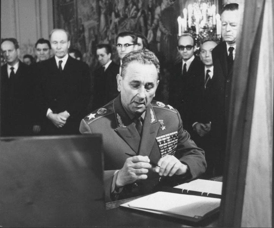 Министр обороны СССР Андрей Гречко вносит запись в книгу соболезнований по поводу кончины генерала де Голля.  Москва.
