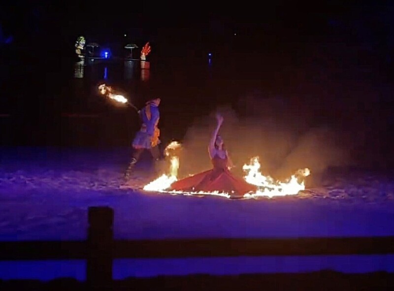 Во время шоу танцовщица загорелась и прыгнула в воду