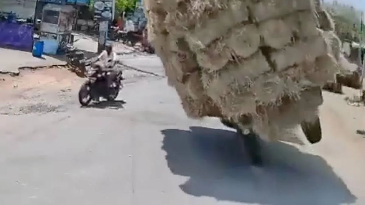 ДТП на перекрёстке: мужчина оказался под сеном