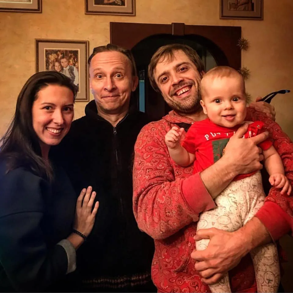 Александр Ильин с семьёй и друг семьи Иван Охлобыстин