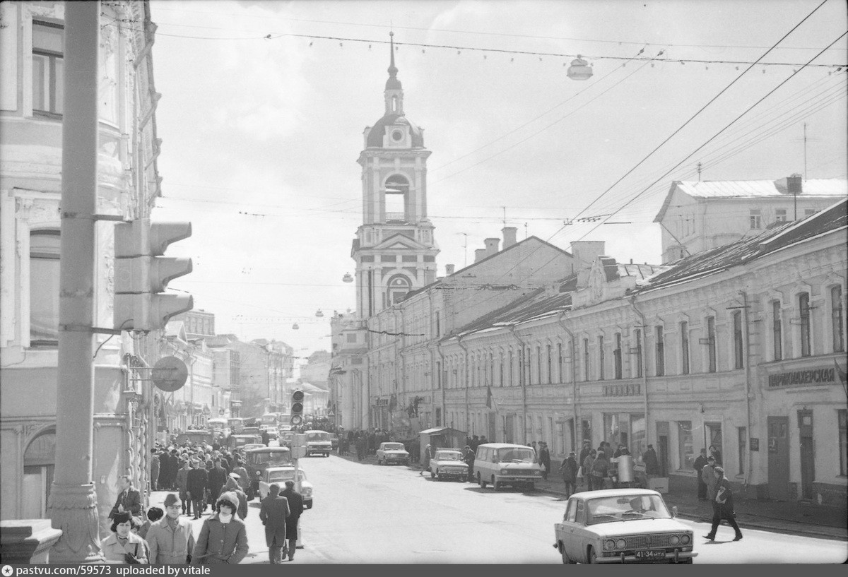 Перенесемся на Пятницкую улицу. Это вид от моста через Водоотводной канал. Такая типичная старая московская улица. Фото 1981 года, Виталий Царин