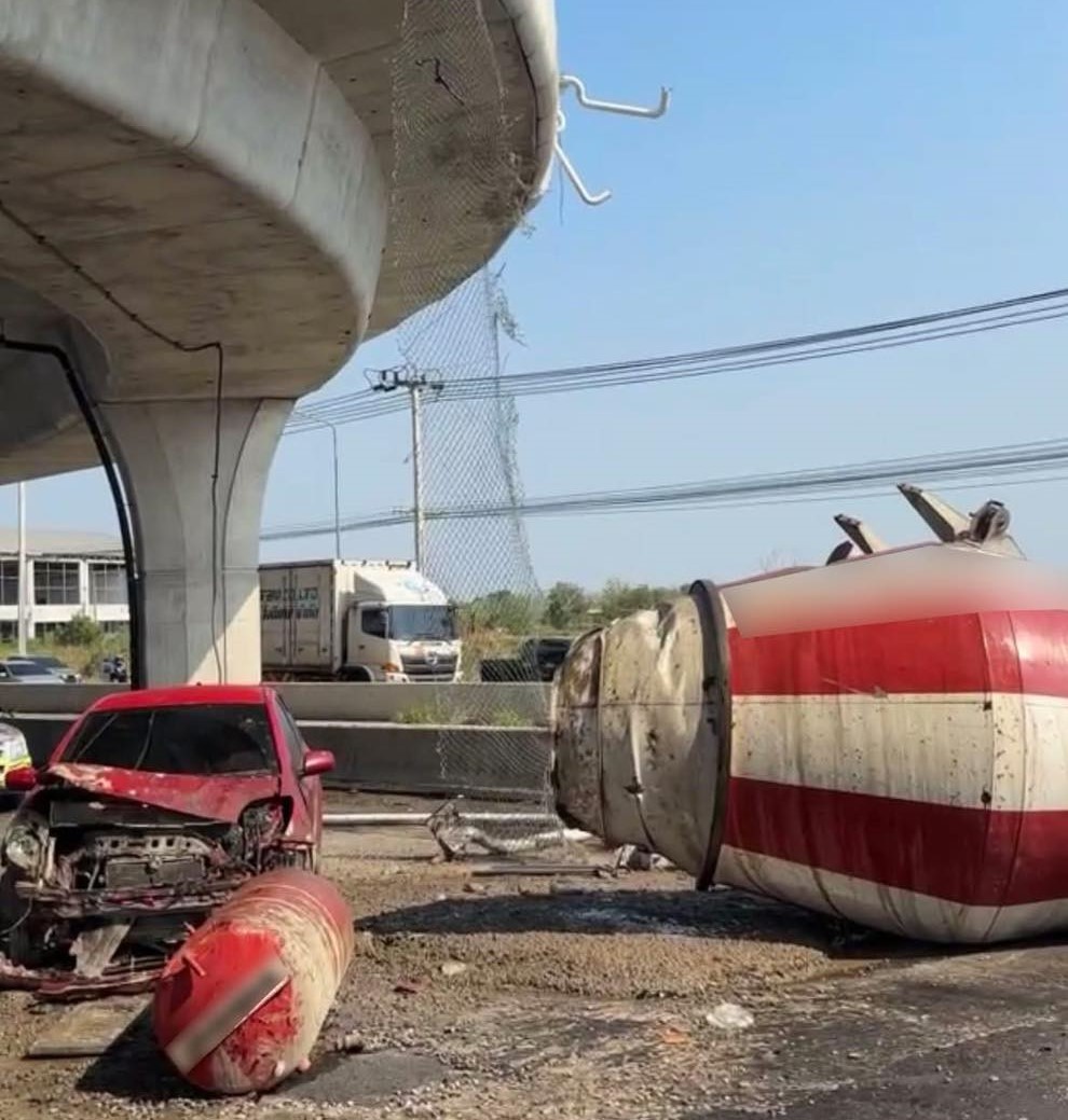 В Таиланде бетономешалка упала с моста и приземлилась на машину