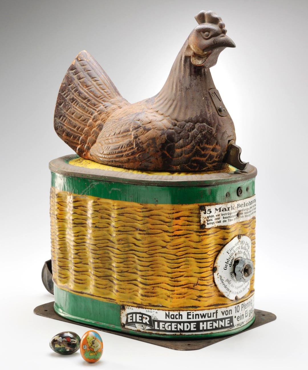 11. Автомат по продаже шоколадных яиц в форме курицы. Германия, 1920-1925 гг.
