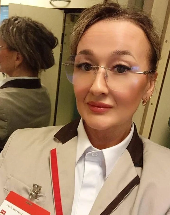 «Прогнозы врачей сейчас не особо хорошие»: проводница, которую пассажир вытолкнул из вагона, дала интервью