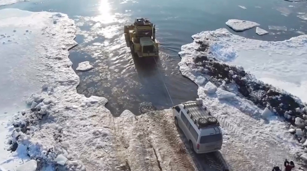 Красивые кадры  работы зимника "Арктика" в Якутии