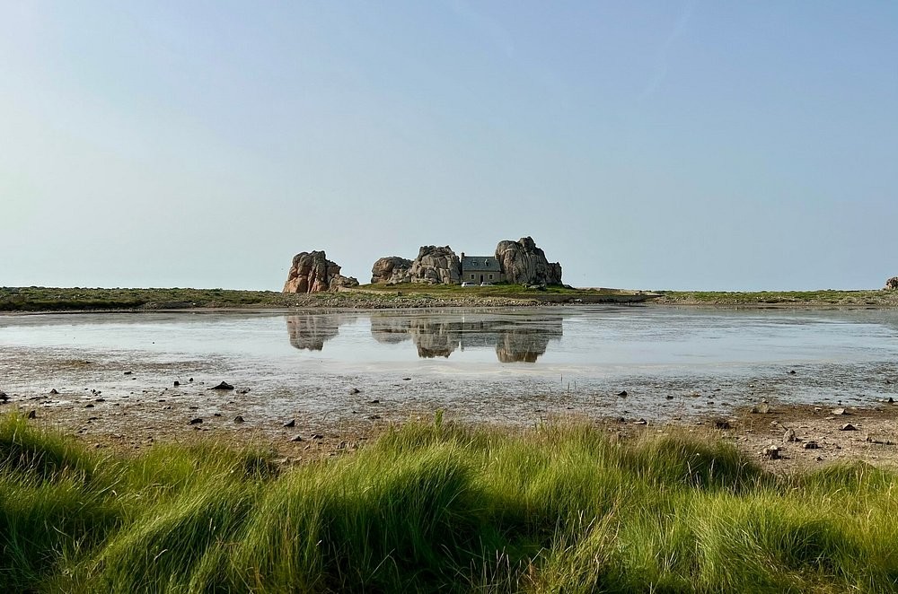 Два валуна, одна крыша и судебный иск: история самого неудобного дома в Бретани