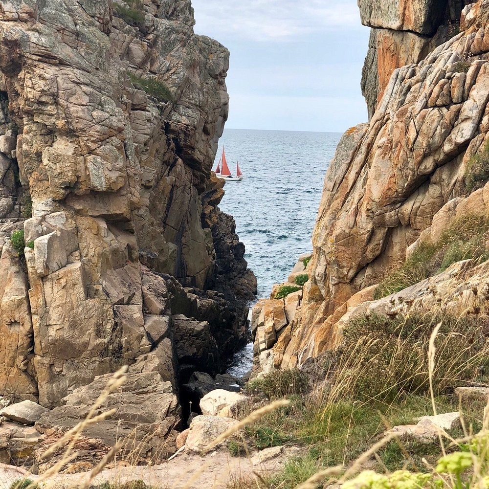 Два валуна, одна крыша и судебный иск: история самого неудобного дома в Бретани