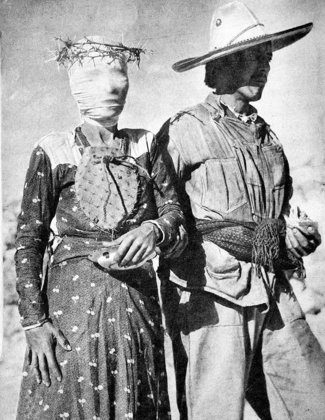 3. В 1940 году мексиканский фотожурналист Энрике Диас запечатлел этот момент на ярмарке в Сан-Хуан-де-лос-Лагос в Халиско, Мексика