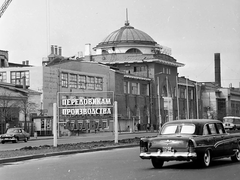 7. Пробный пробег нового автомобиля ЗИЛ-111 по городу, 1959 год, г. Москва