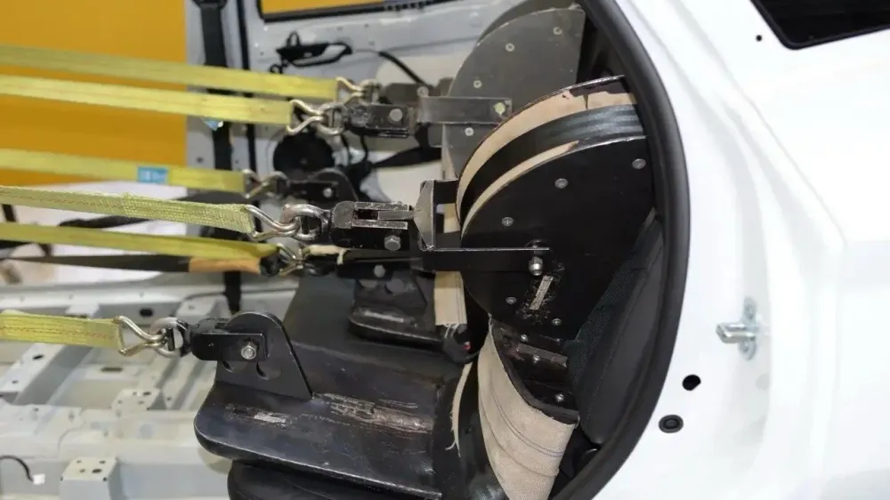 АвтоВАЗ признал кроссовер Lada Azimut безопасным