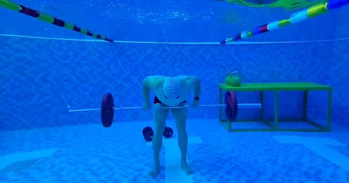 Под водой с штангой: экстремальная тренировка на дне бассейна