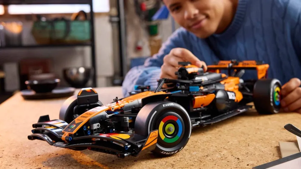 Чемпионский болид McLaren стал огромным конструктором Lego