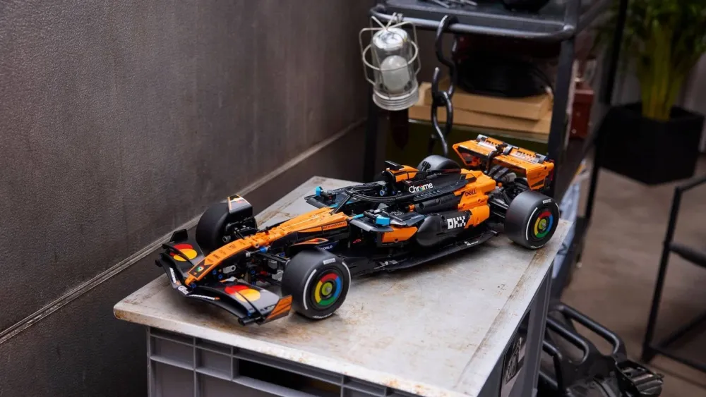 Чемпионский болид McLaren стал огромным конструктором Lego