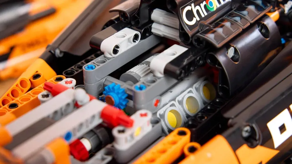 Чемпионский болид McLaren стал огромным конструктором Lego