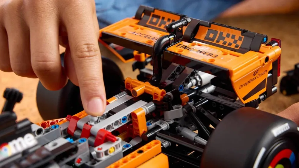 Чемпионский болид McLaren стал огромным конструктором Lego