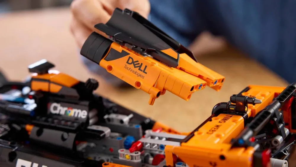 Чемпионский болид McLaren стал огромным конструктором Lego