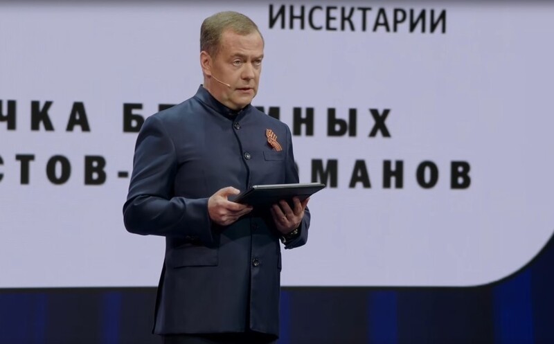 Дмитрий Медведев стал главным редактором новых учебников по обществознанию