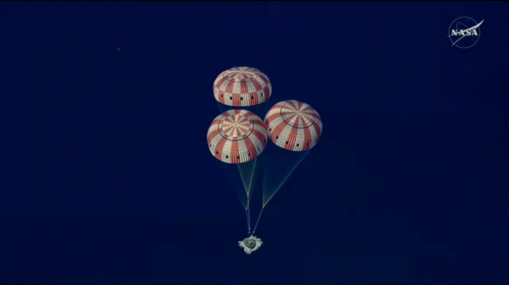 Корабль "Орион" с астронавтами лунной миссии "Артемида-2" вернулся на Землю, сообщает NASA