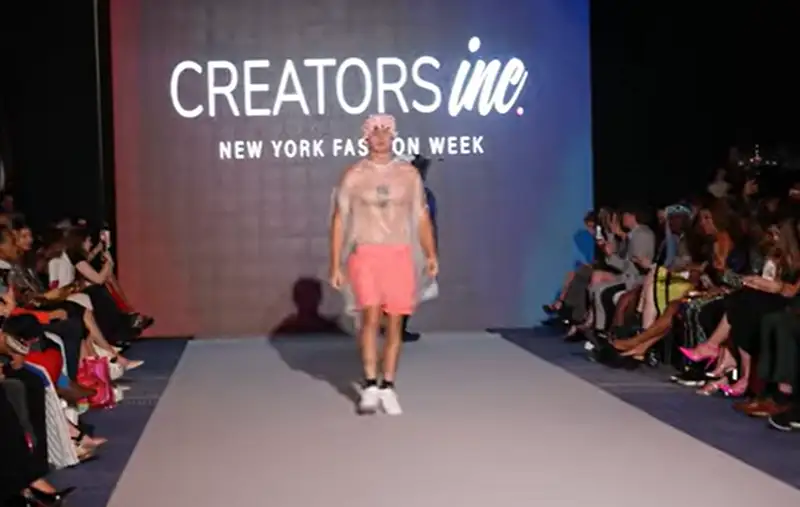 Шутник вышел на подиум в мусорном мешке на Неделе моды