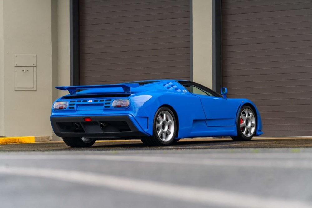 Потеряли суперкар Bugatti EB110, искали 25 лет, нашли и выставили на продажу