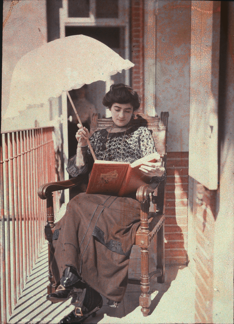 6. Женщина, читающая книгу, около 1900-х годов