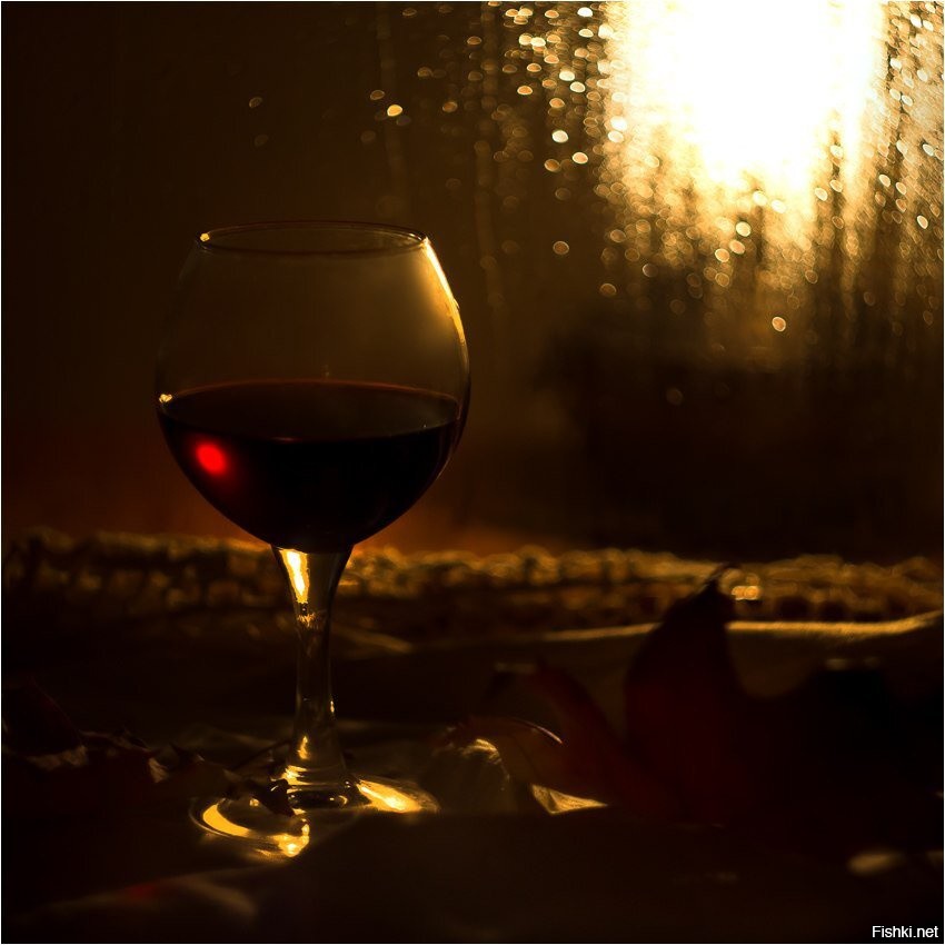 Ночь в бокале песня. Вечер с бокалом вина. Вечер с вином. Вечер бокал. Бокал красного вина.