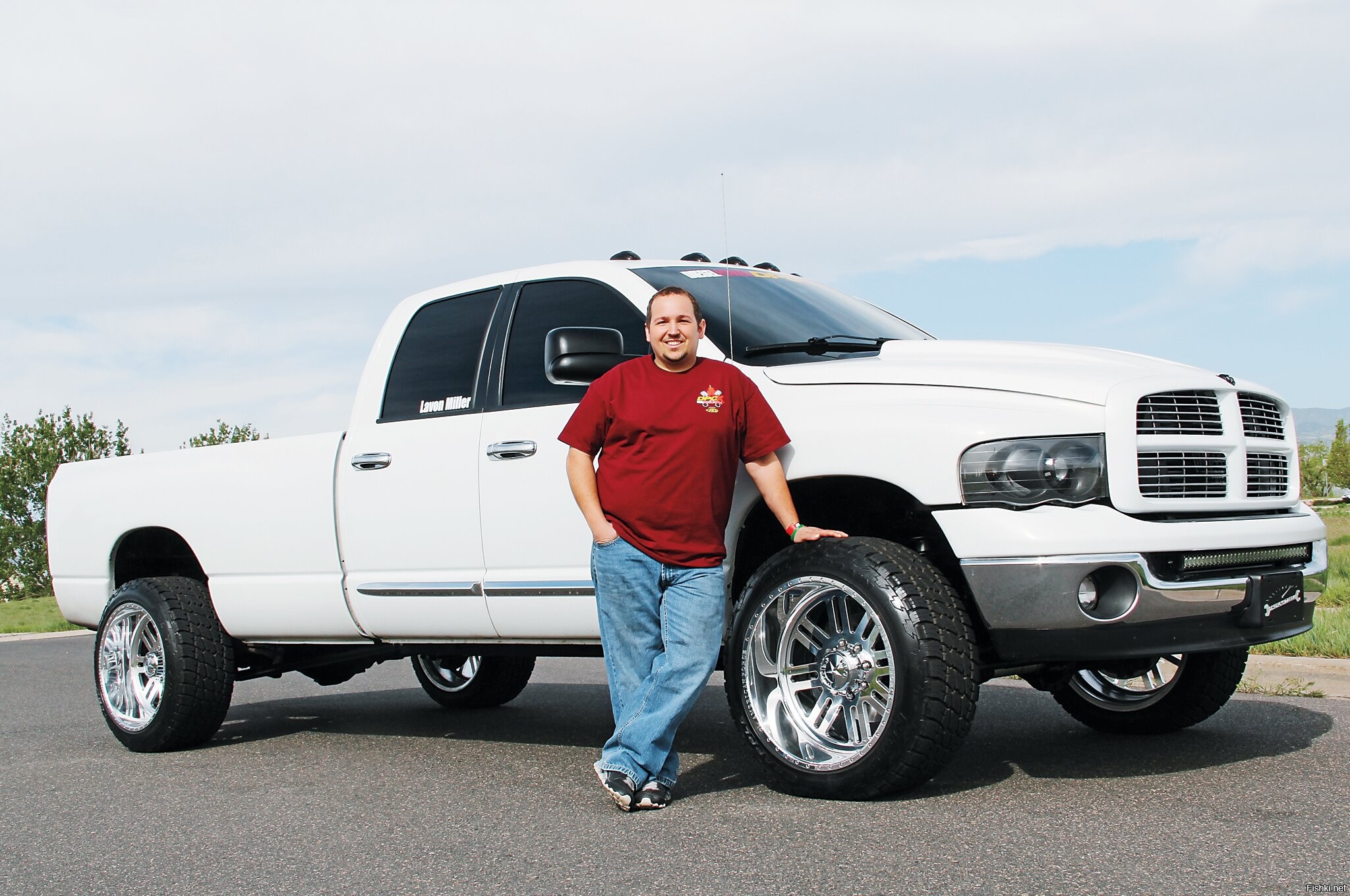 Рам рам больше. Dodge Ram 3500 рядом с. Dodge Ram 1500 и человек. Додж рам 3500 с человеком. Dodge Ram 2500 с человеком.