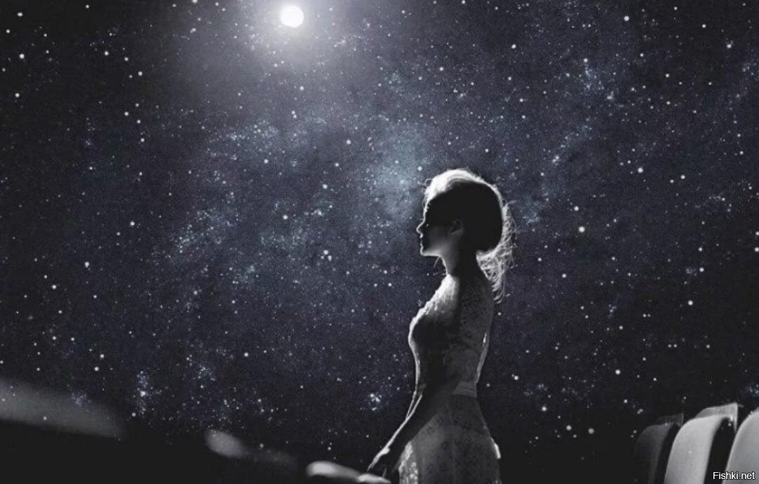 Звездная свет черной. Девушка звезда. Девушка космос. Девушка и звездное небо. Девушка смотрит на звезды.