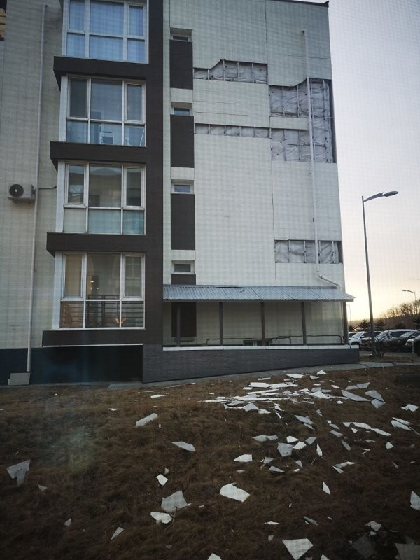 Во Владивостоке ветер 30 м/с с порывами до 50. Керамогранит с фасадов отрывает.