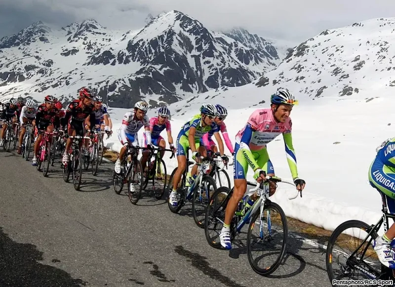 Перевал «Стельвио» ежегодно входит в один из горных этапов грантура «Giro d’Italia».
В этом году включен в 16-ый этап гонки.
Перевал расположен в Италии, на высоте 2757 метров.
Это второй по высоте перевал в восточных Альпах с асфальтированной дорогой.