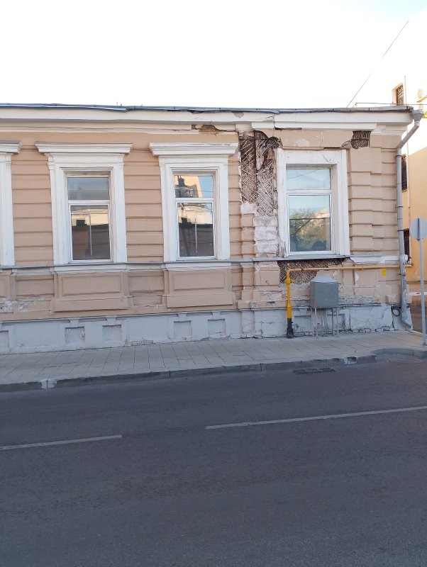 Нормально. Там под штукатуркой чего только нет!