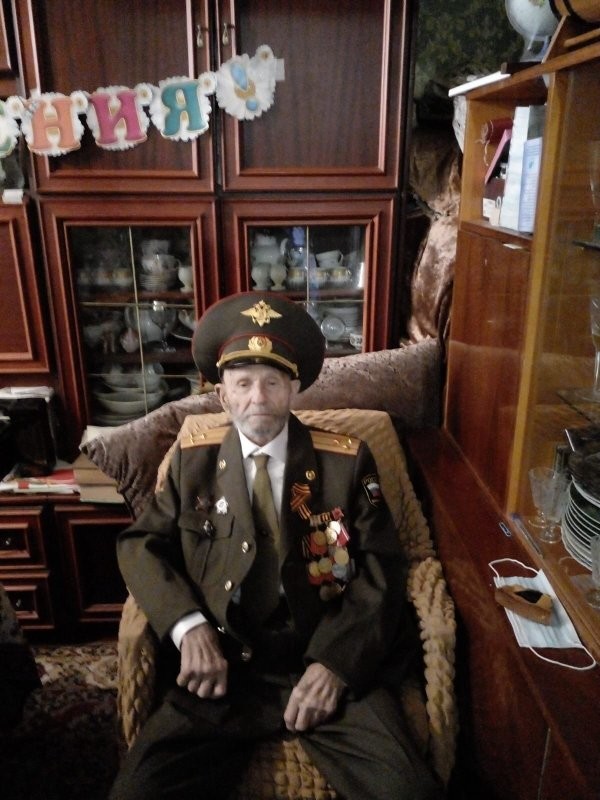 Мама, военврач прошла Афганскую, 84 года.
Отчим (ушёл в 103 года, год назад), военврач, участвовал в параде на Красной площади в 1941 году.