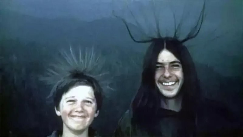 Достаточно известный снимок от 1975 года. Они тоже были в горах и веселились от необычного зрелища, вставших дыбом волос. Через пару минут в них ударила молния, выжили чудом.