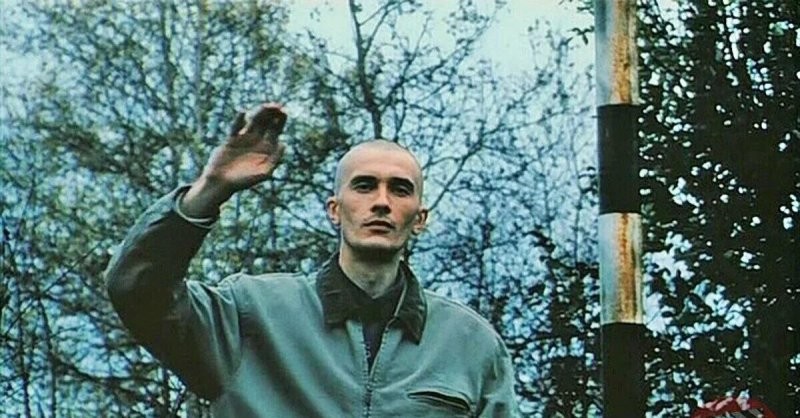Помнишь ты, как он приветствует обычно. 
Зигует. 
А как уж посылает... 
"Бывайте, Ихтиандры".
