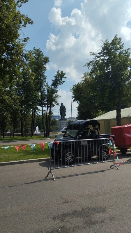 Лужники, вчера снимал, видимо на выходные будет смотр техники , 
Второе фото - вождь.