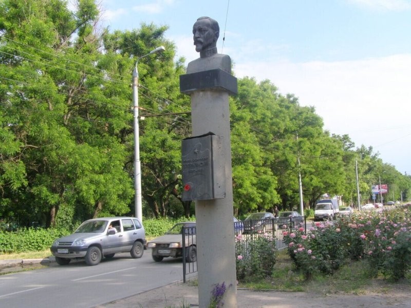 У нас, в Таганроге, бюст Дзержинского установили в 1987 году, и стоит, не шелохнется.