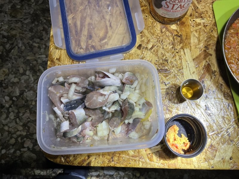 А мы не жадничаем. На берегу кушаем.