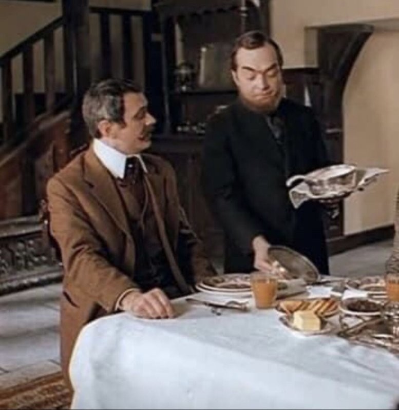 - Бэрримор, кто это опять там ночью выл на болотах..?
- Это сэр Весело-Пессдунский Задунайский. Русские опять напихали ему в Солянке...